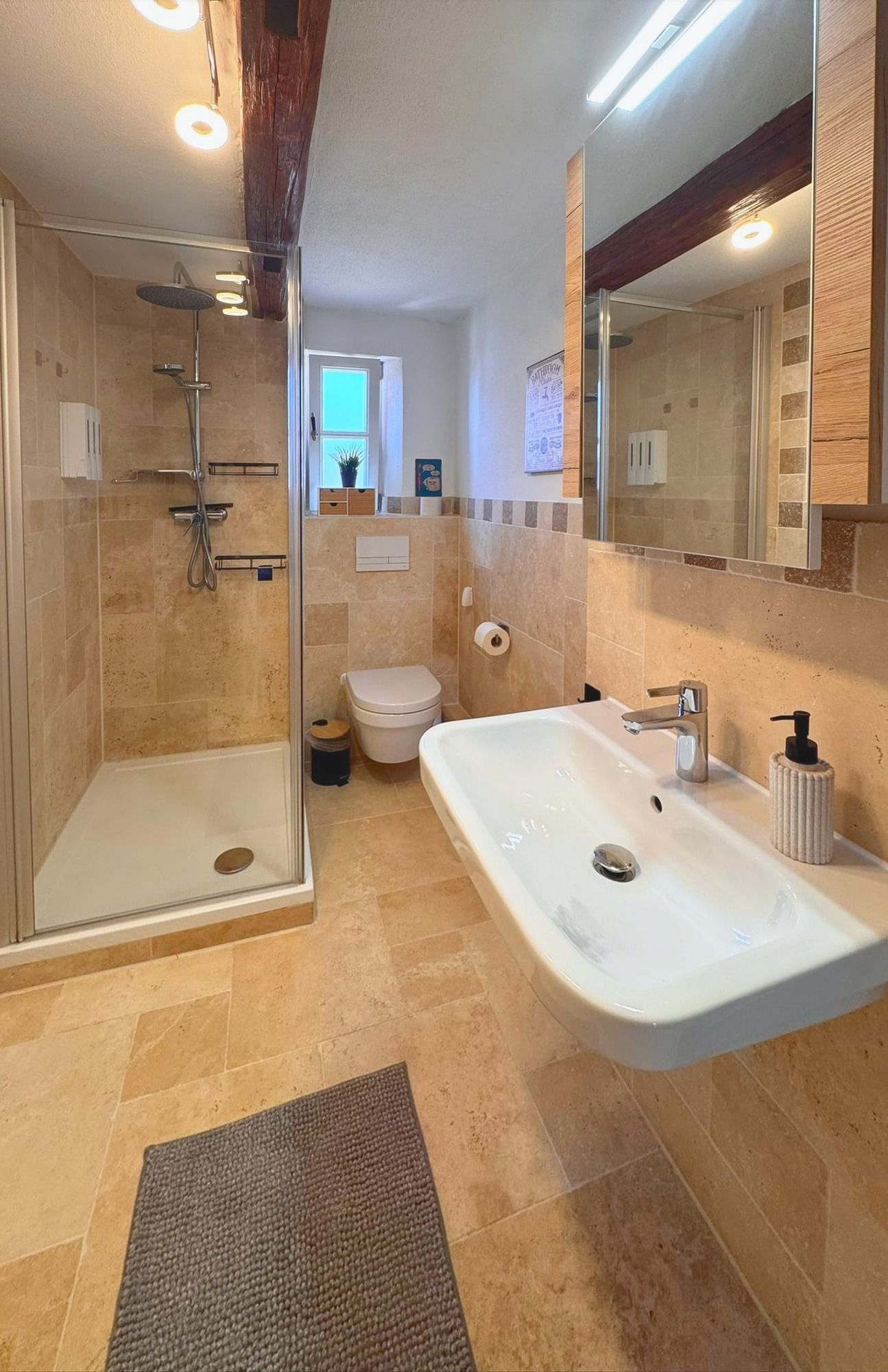 Bad mit Regendusche, Waschbecken und WC