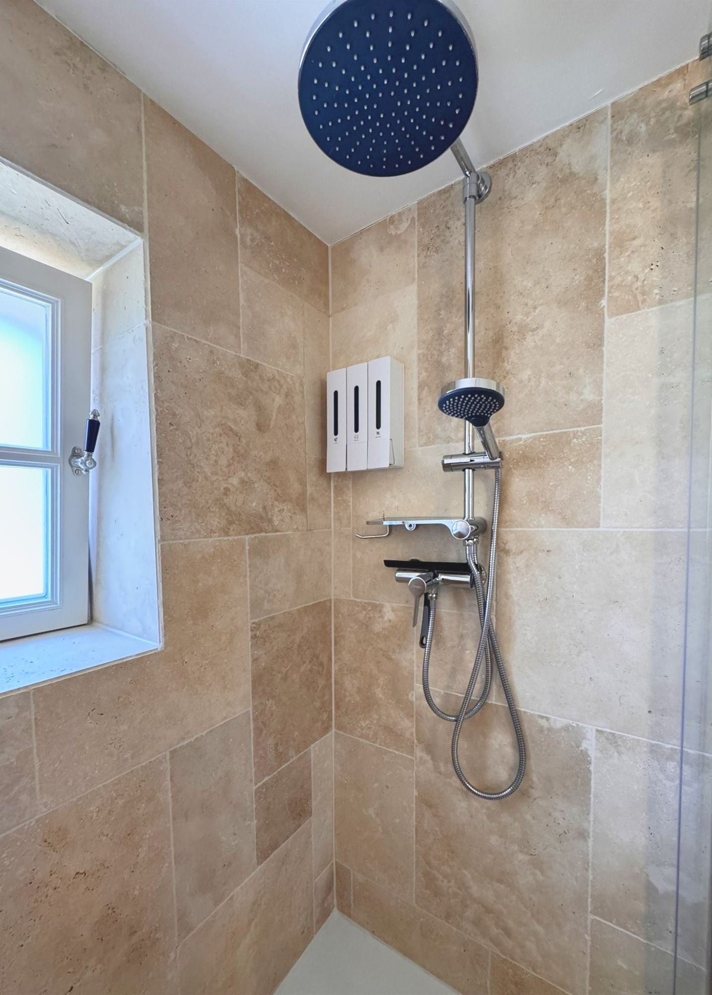 Bad 2: Regendusche unter dem Sprossenfenster