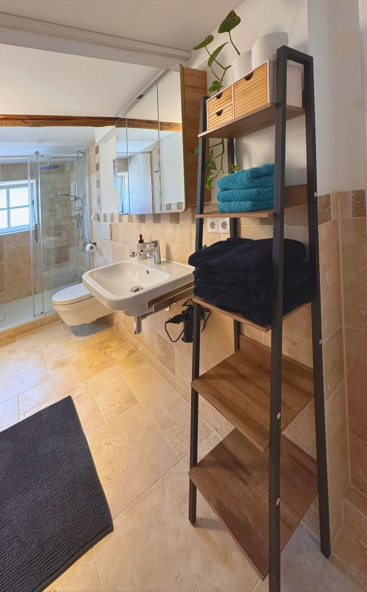 Zweites Bad mit Regendusche, Waschbecken und WC