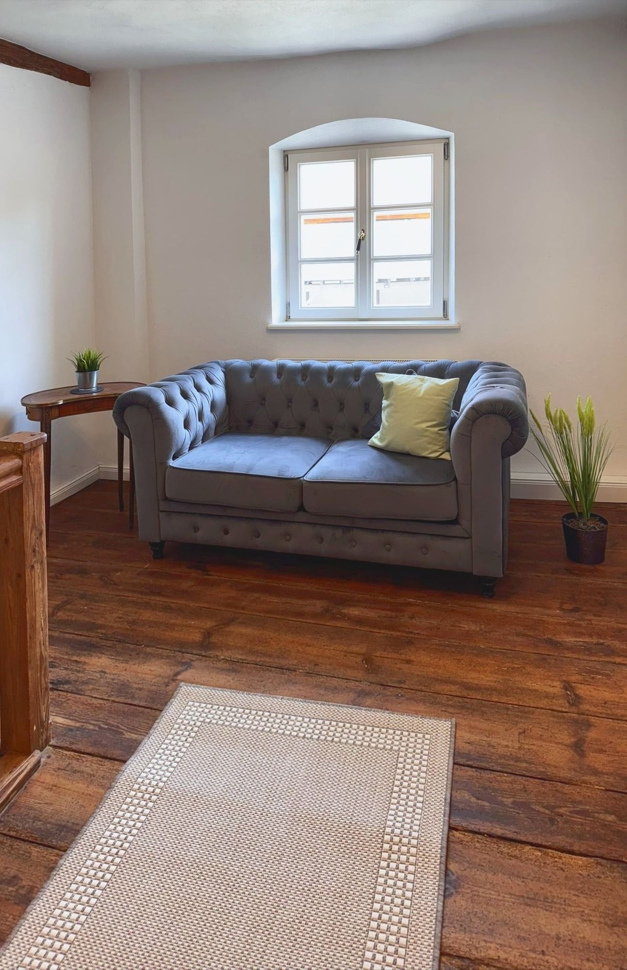 Chesterfield-Sofa im Flur