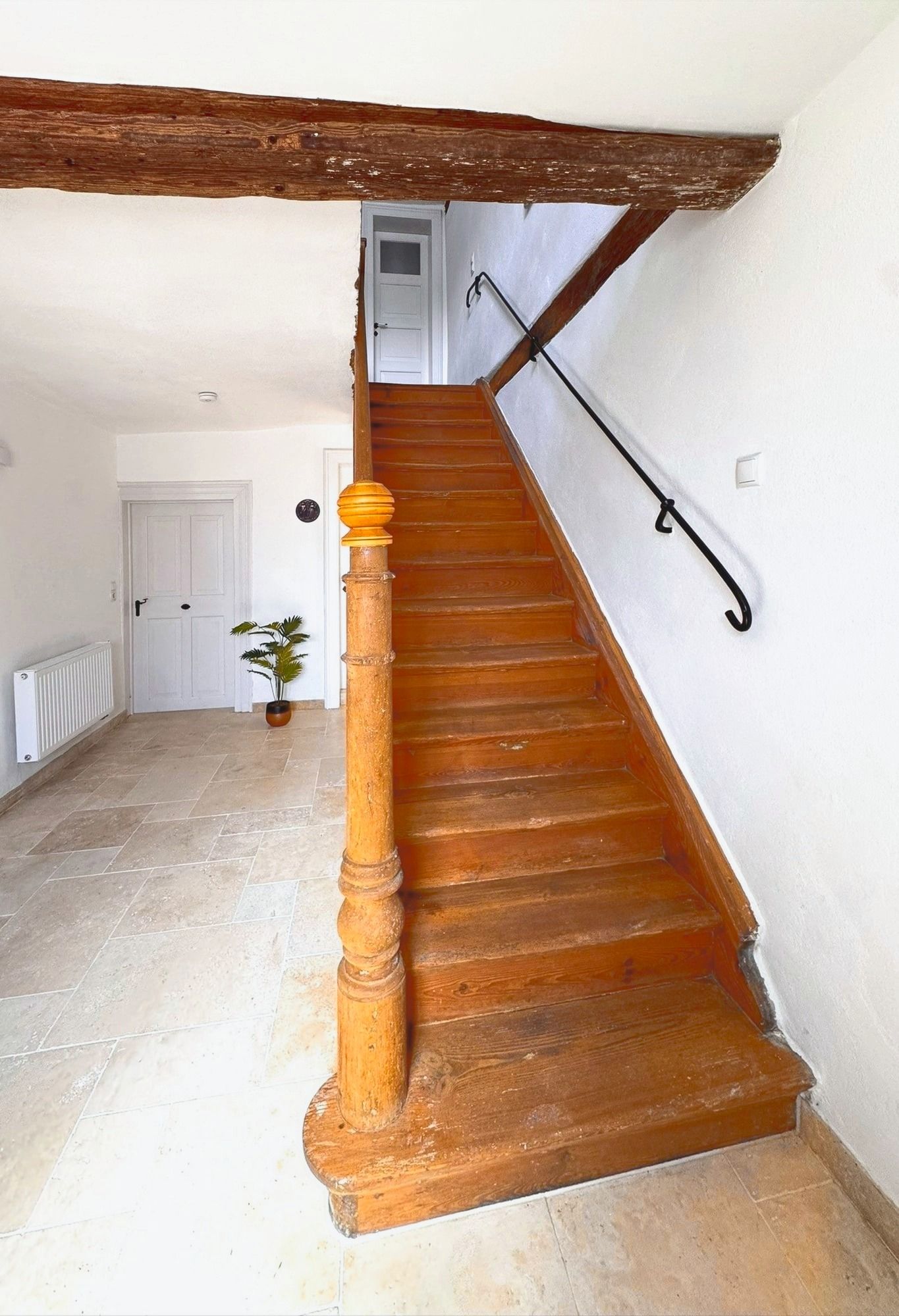 Historische Holztreppe im Hausflur
