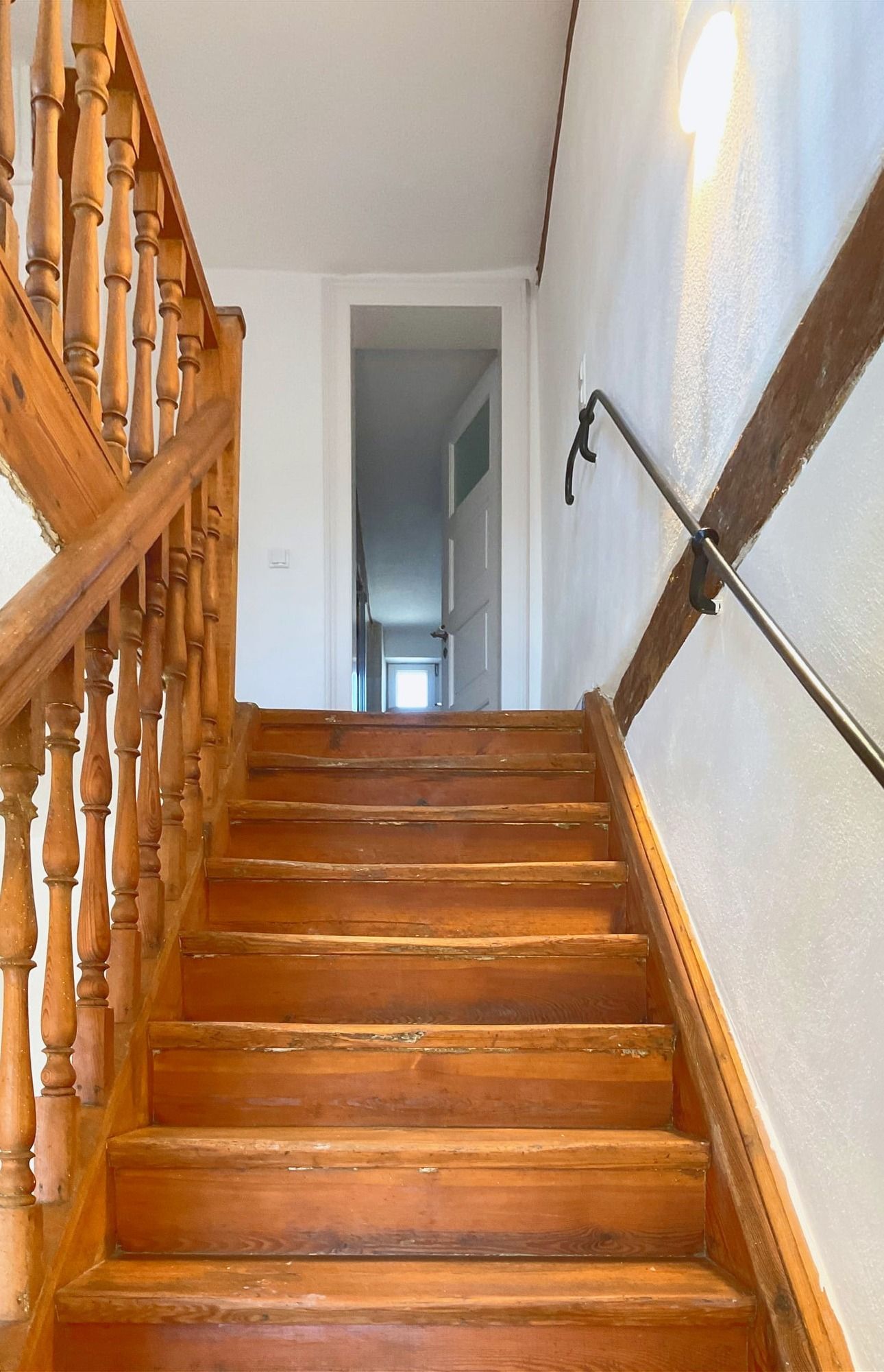 Glänzende Holztreppe ins Obergeschoss