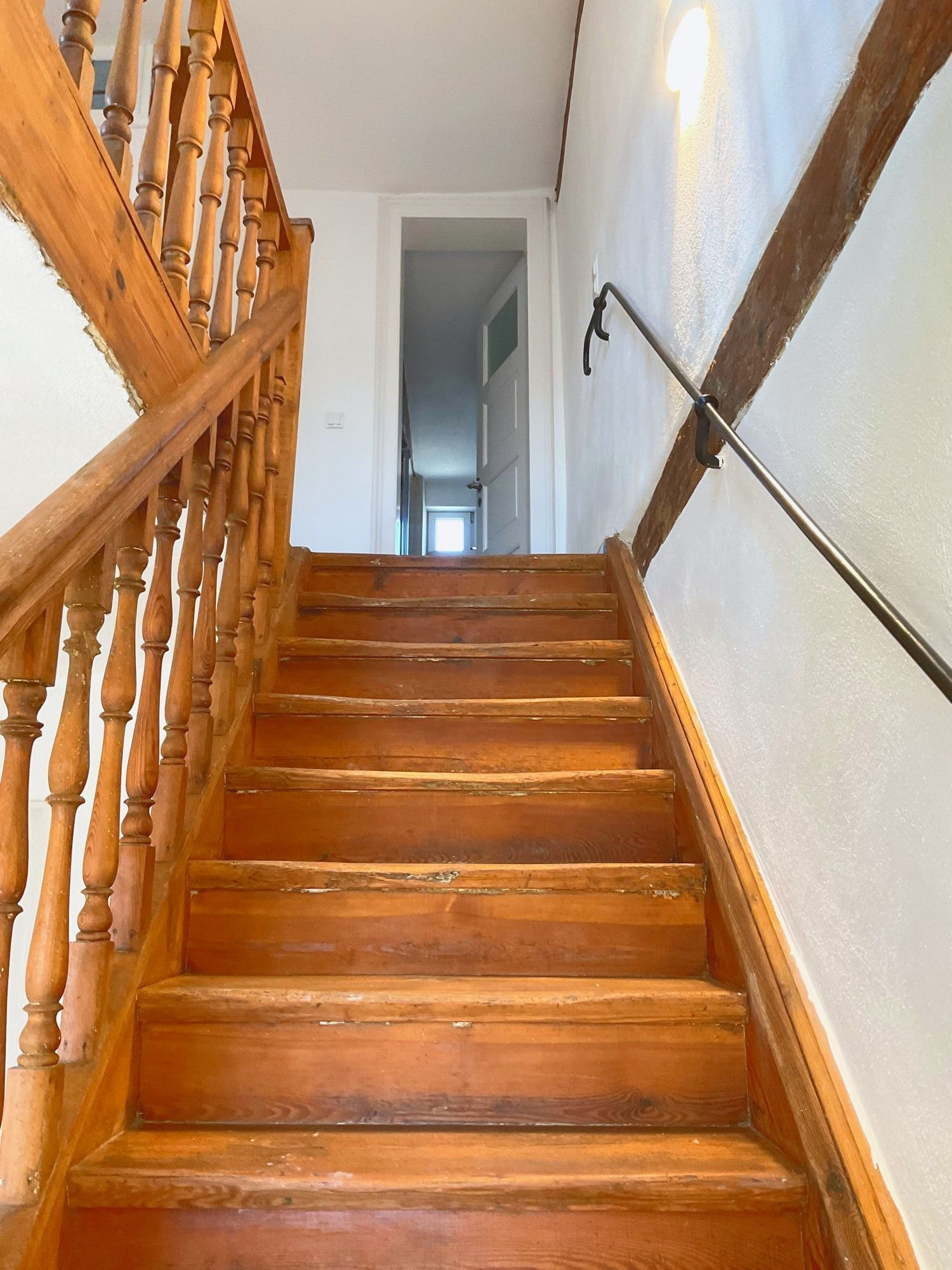 Historische Holztreppe im denkmalgeschützten Haus