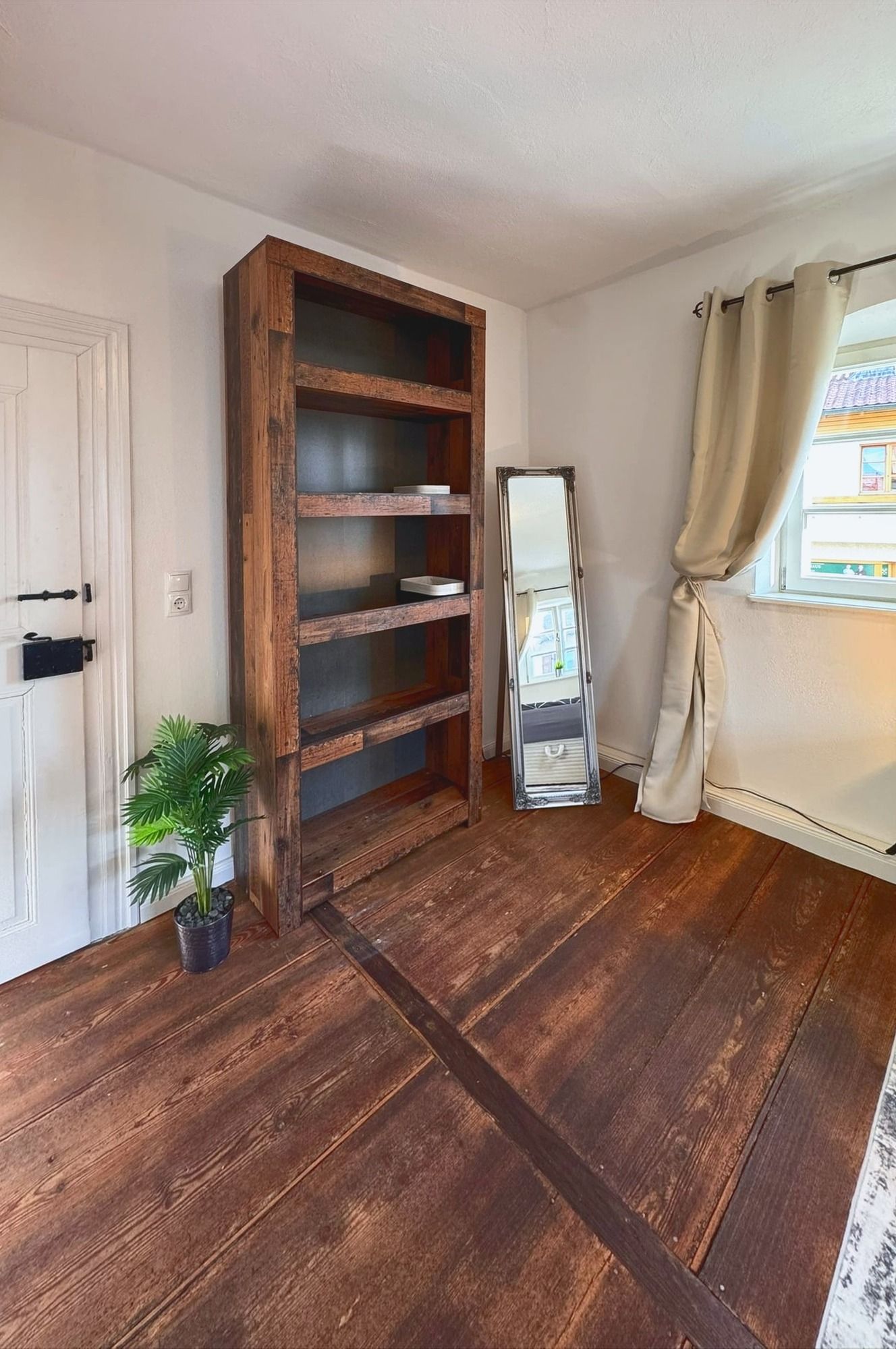 Kleiderregal aus Holz und Standspiegel in Schlafzimmer 2