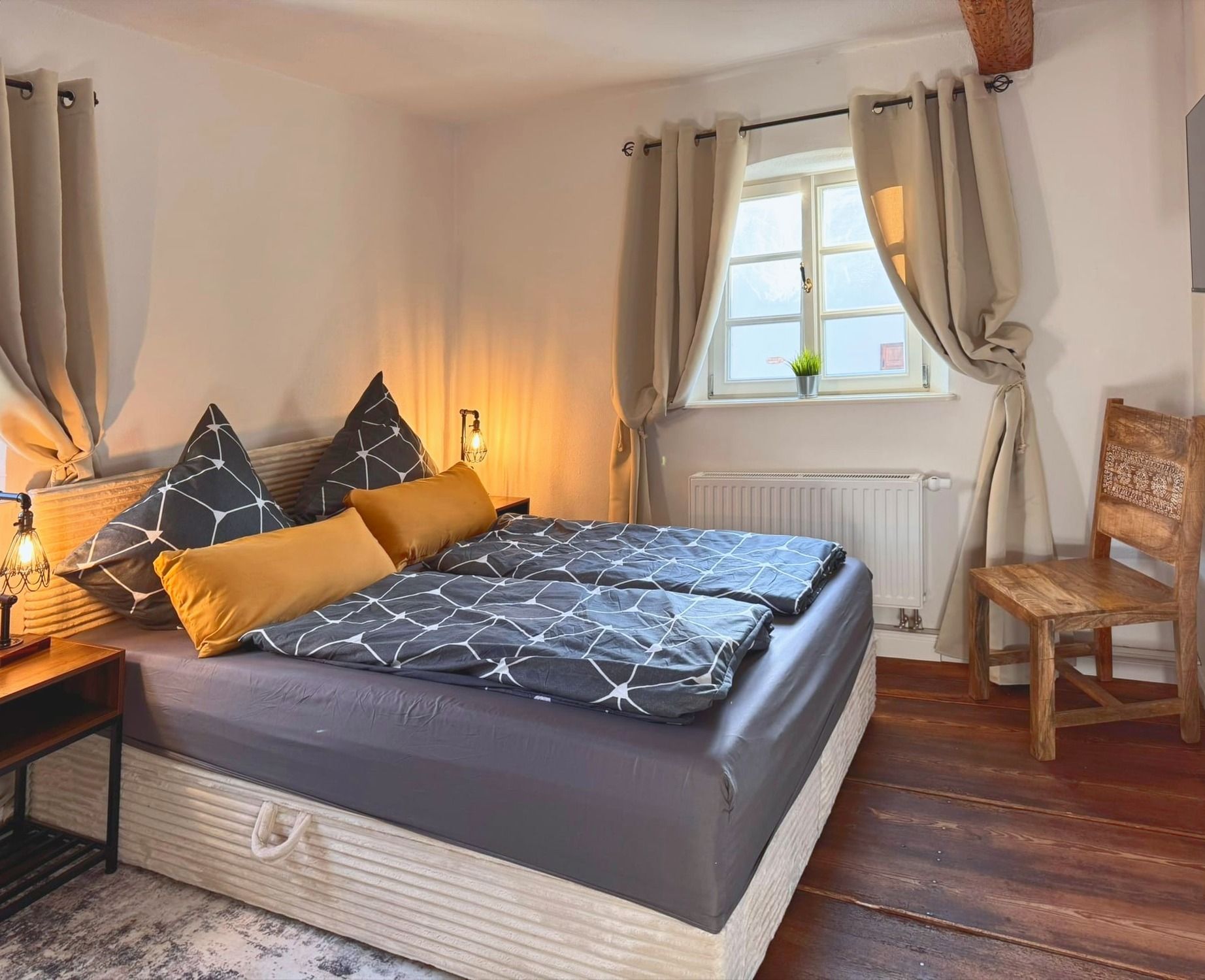 Schlafzimmer 2 mit 1,60 m breitem Boxspringbett unter alten Balken