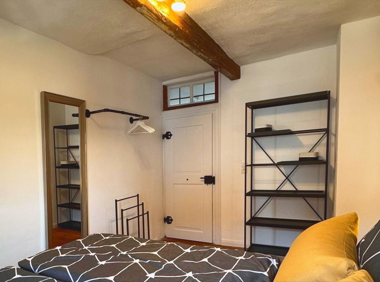 Kleiderstange, Standspiegel und Regal in Schlafzimmer 3