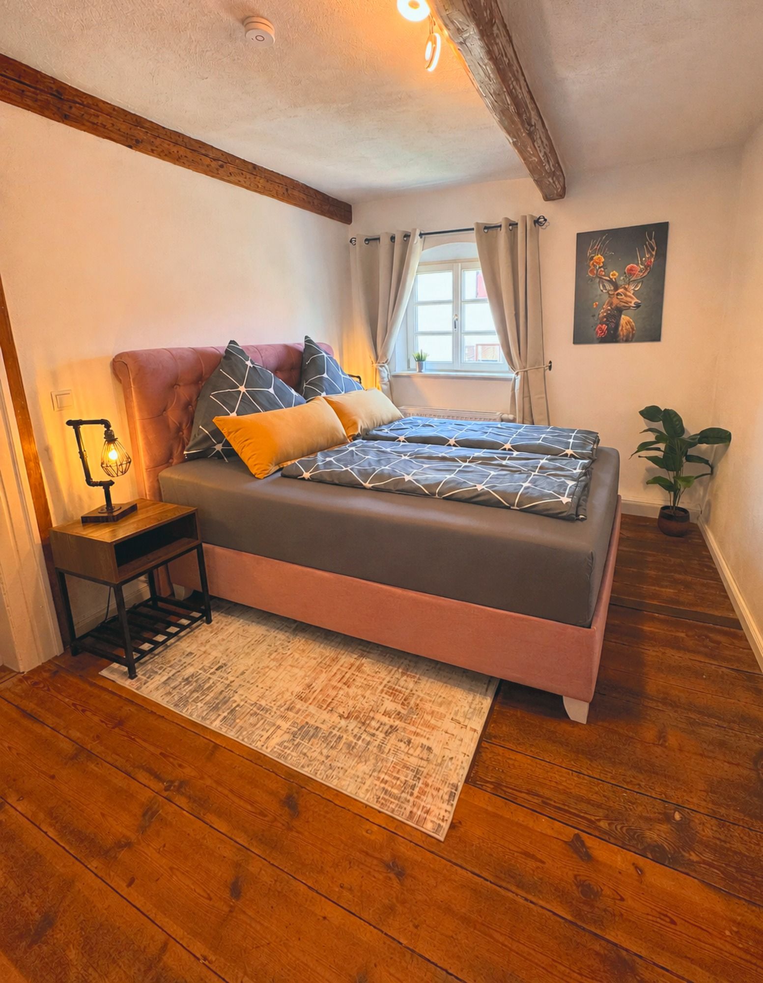 Schlafzimmer 3 mit 1,60 m breitem Boxspringbett und Dielenboden