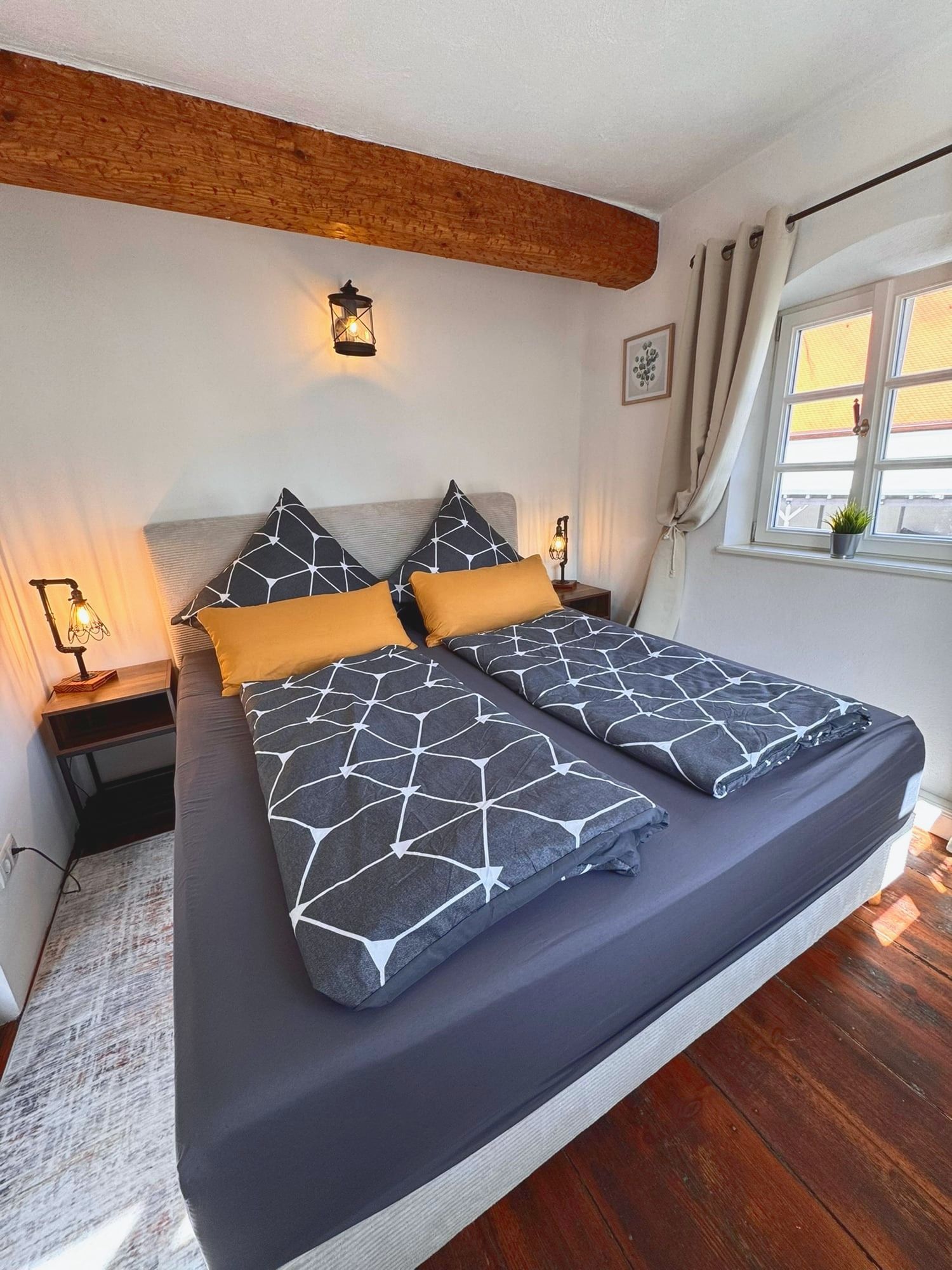 1,80 m breites Boxspringbett unter alten Balken in Schlafzimmer 1