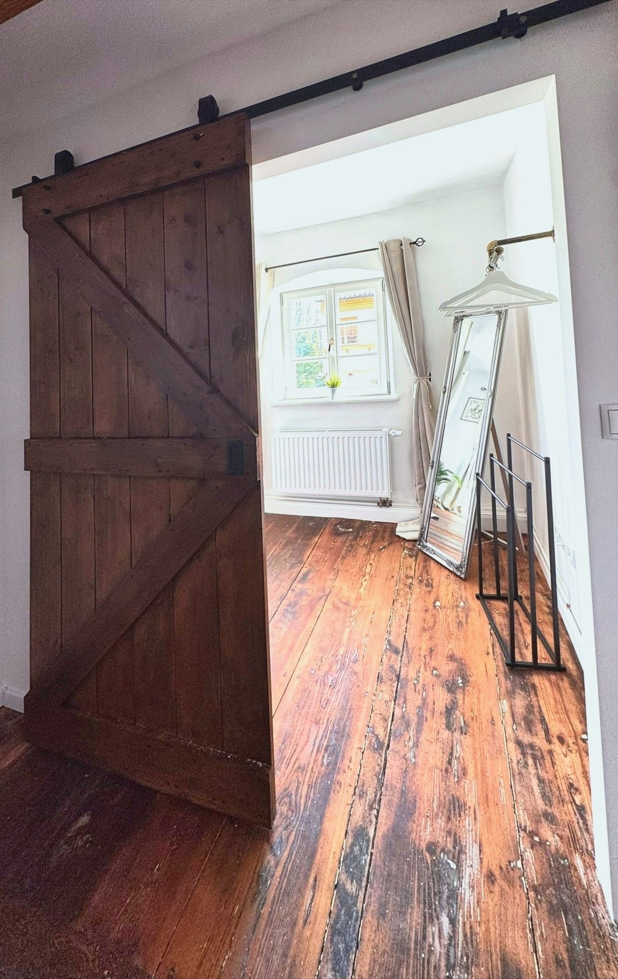 Schiebetür aus Holz zu Schlafzimmer 1 mit alten Dielen