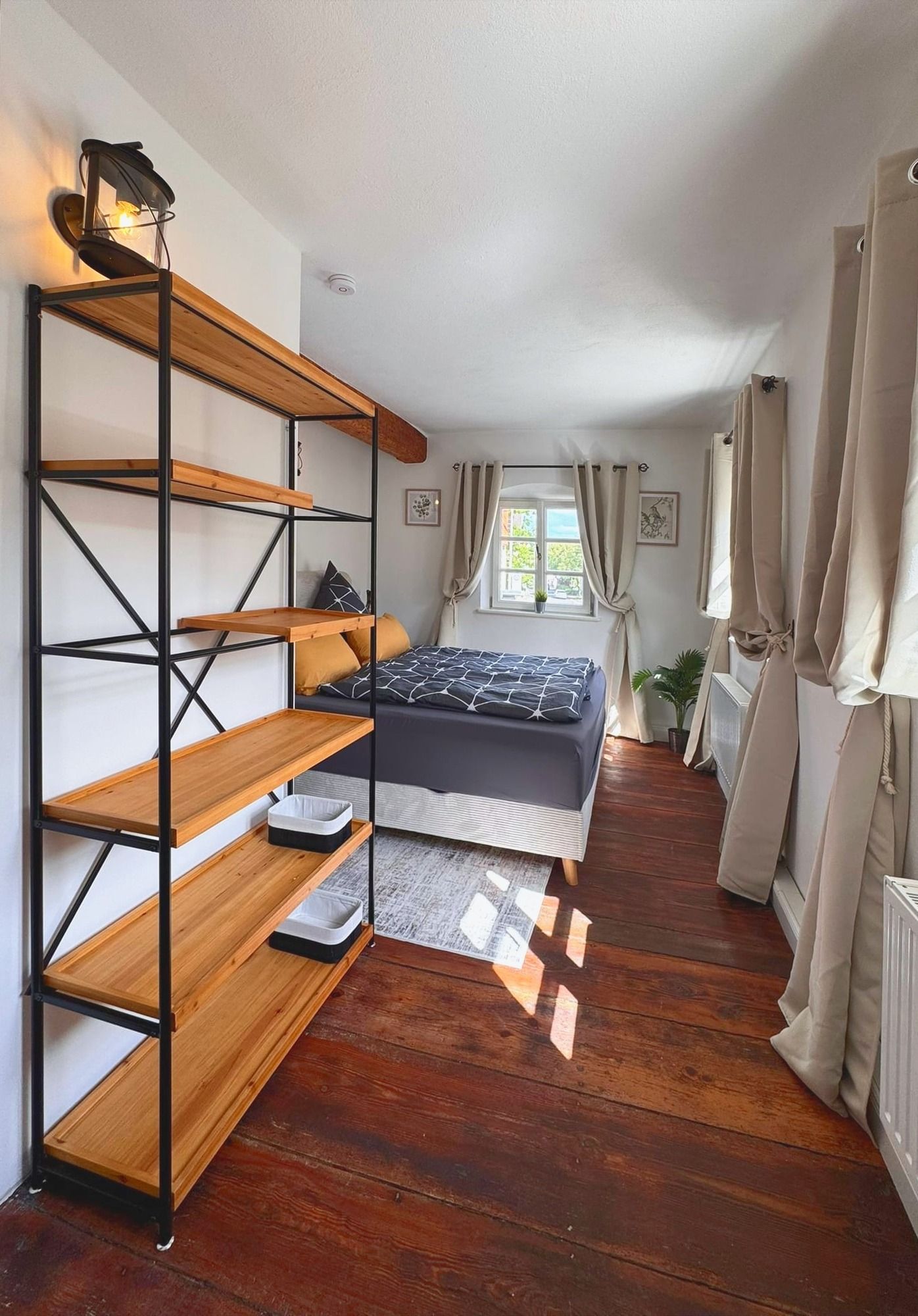 Schlafzimmer 1 mit Boxspringbett und Regal