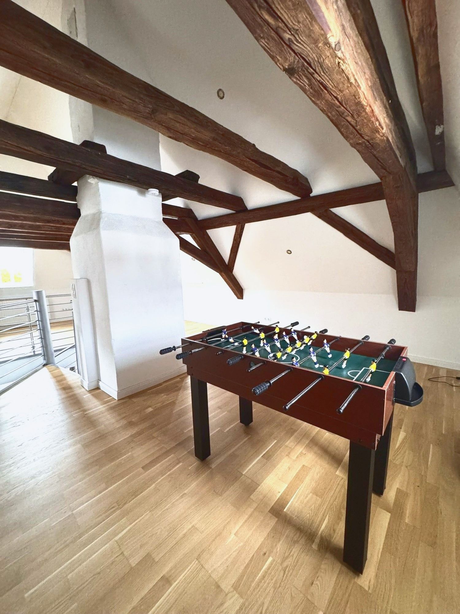 Galerie unterm Dach mit Multifunktionstisch