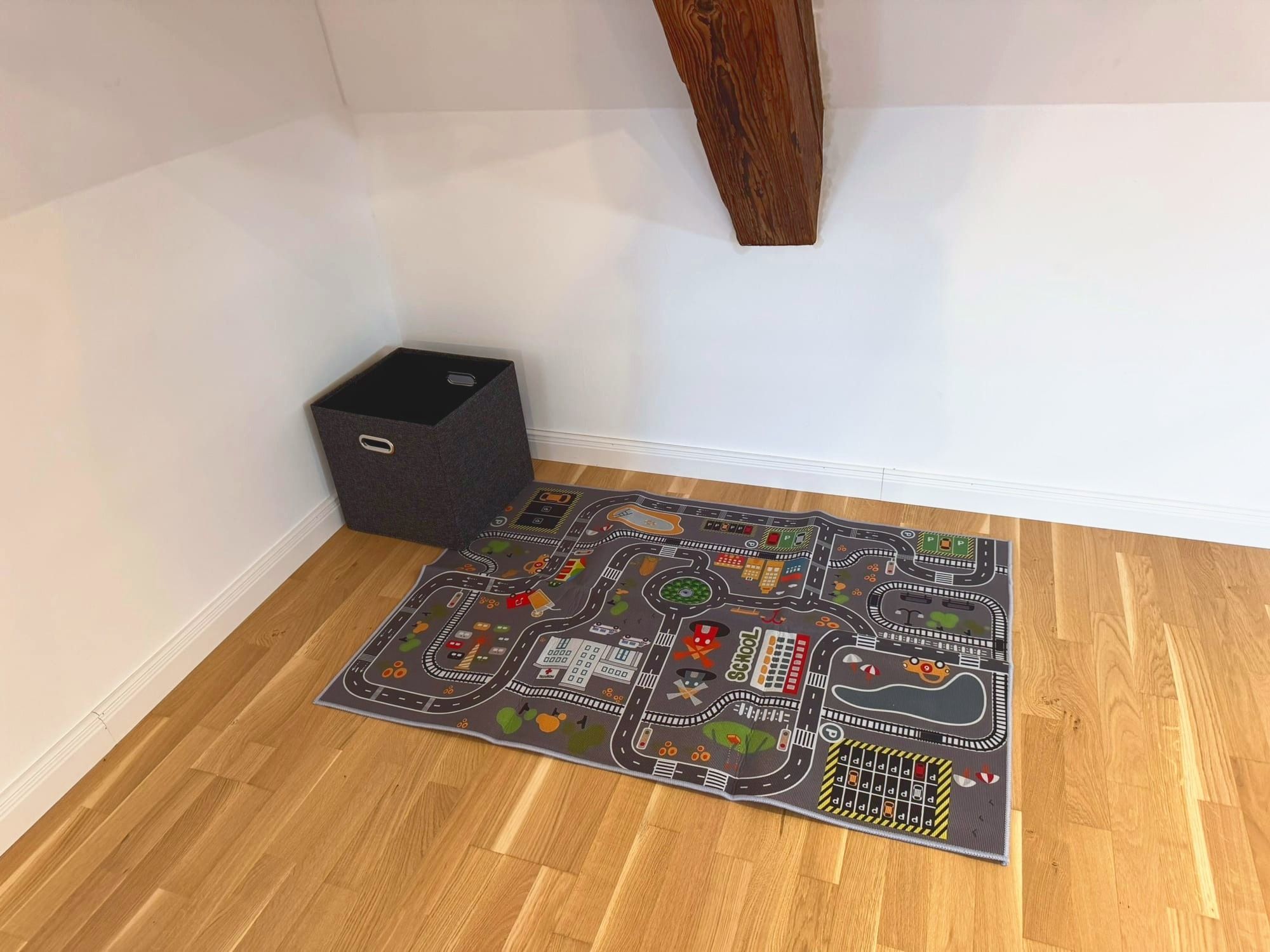 Spielecke für Kleinkinder auf der Galerie unterm Dach