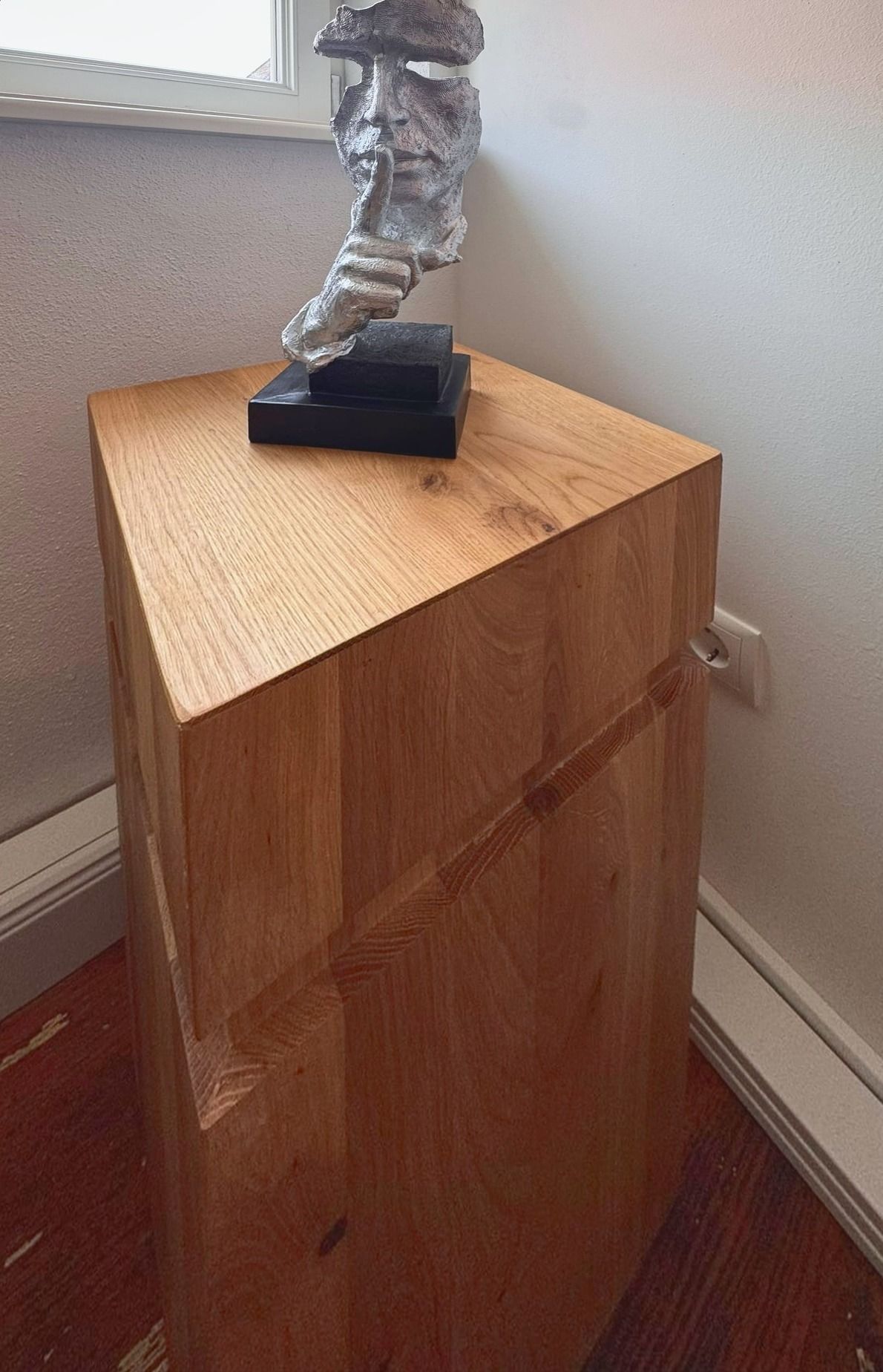Statue auf einem Holzsockel
