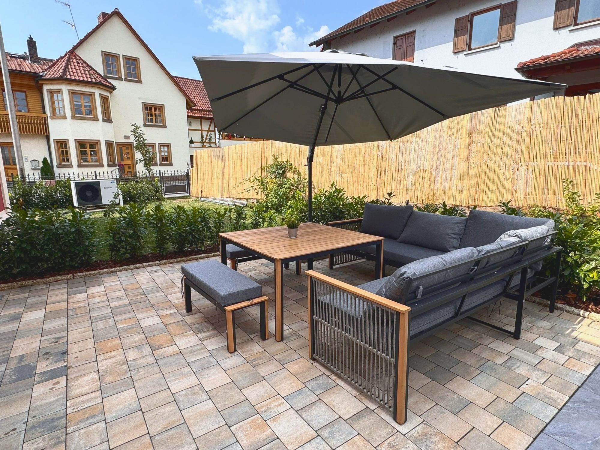 Terrasse am Anno 1802 mit Lounge und Sonnenschirm