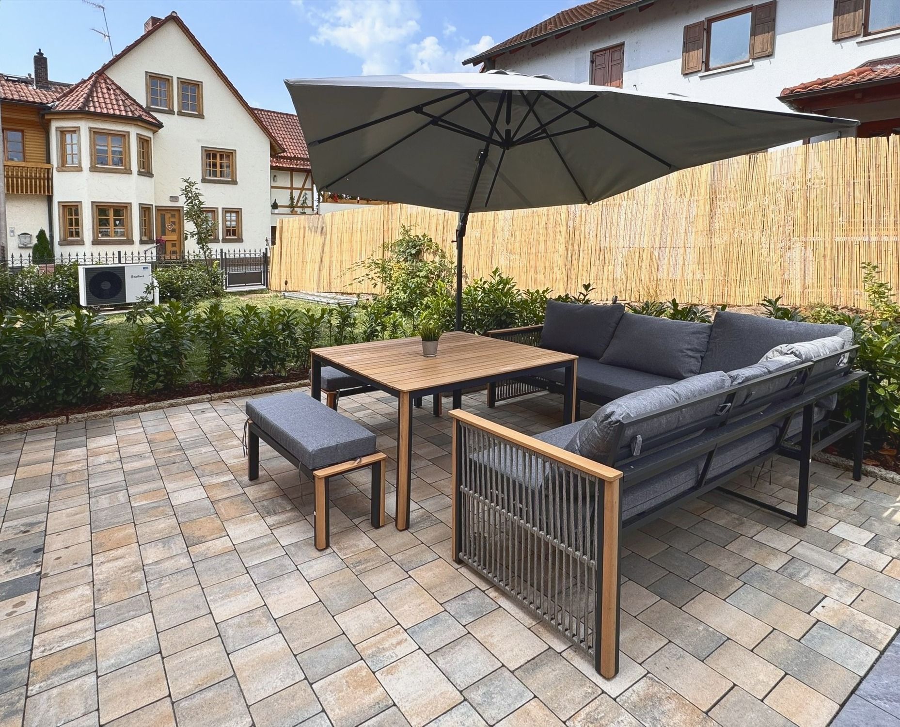 Terrasse des Anno 1802 mit Sitzplatz im Garten