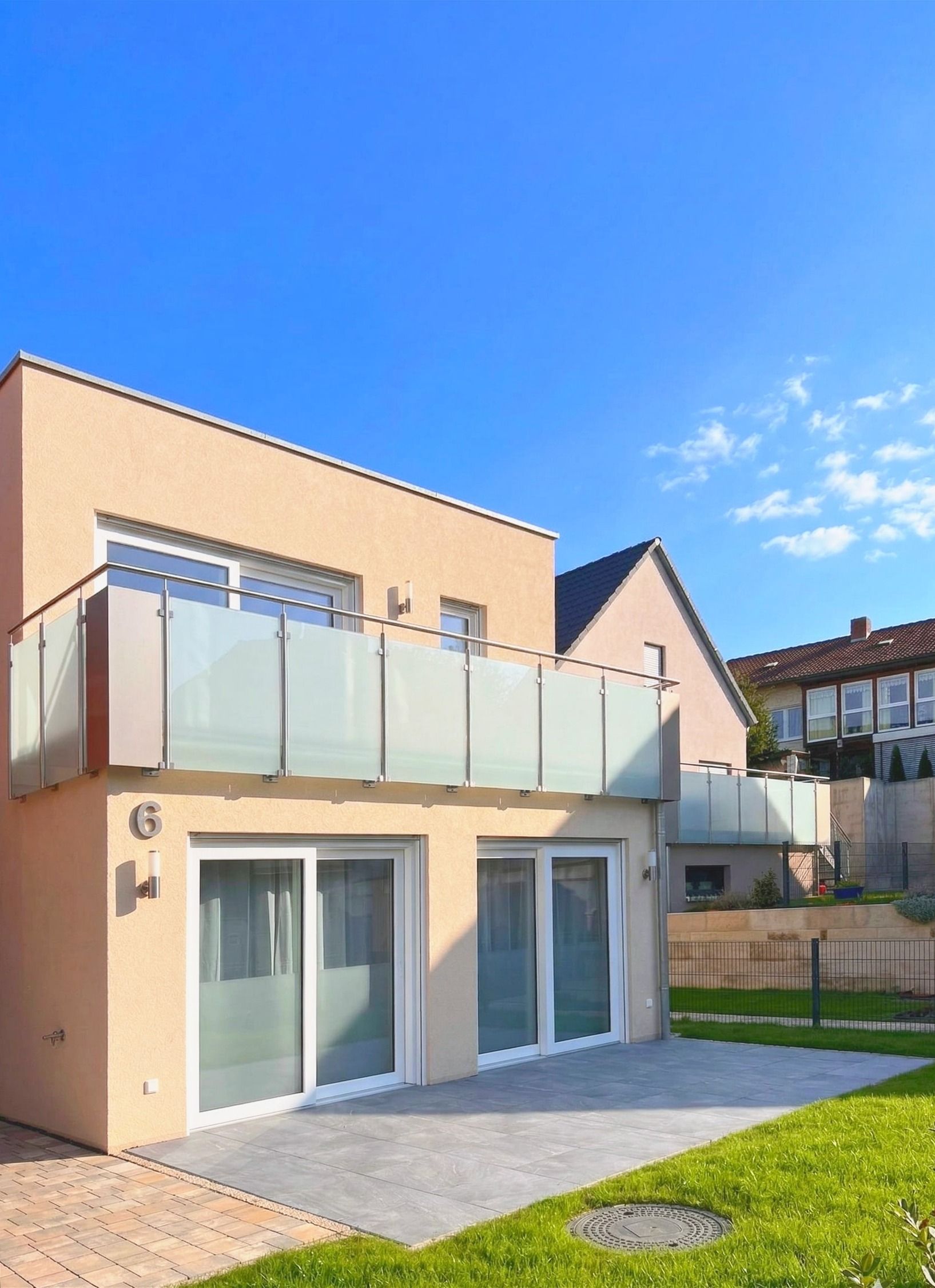 The Cube von außen mit Balkon und Terrasse