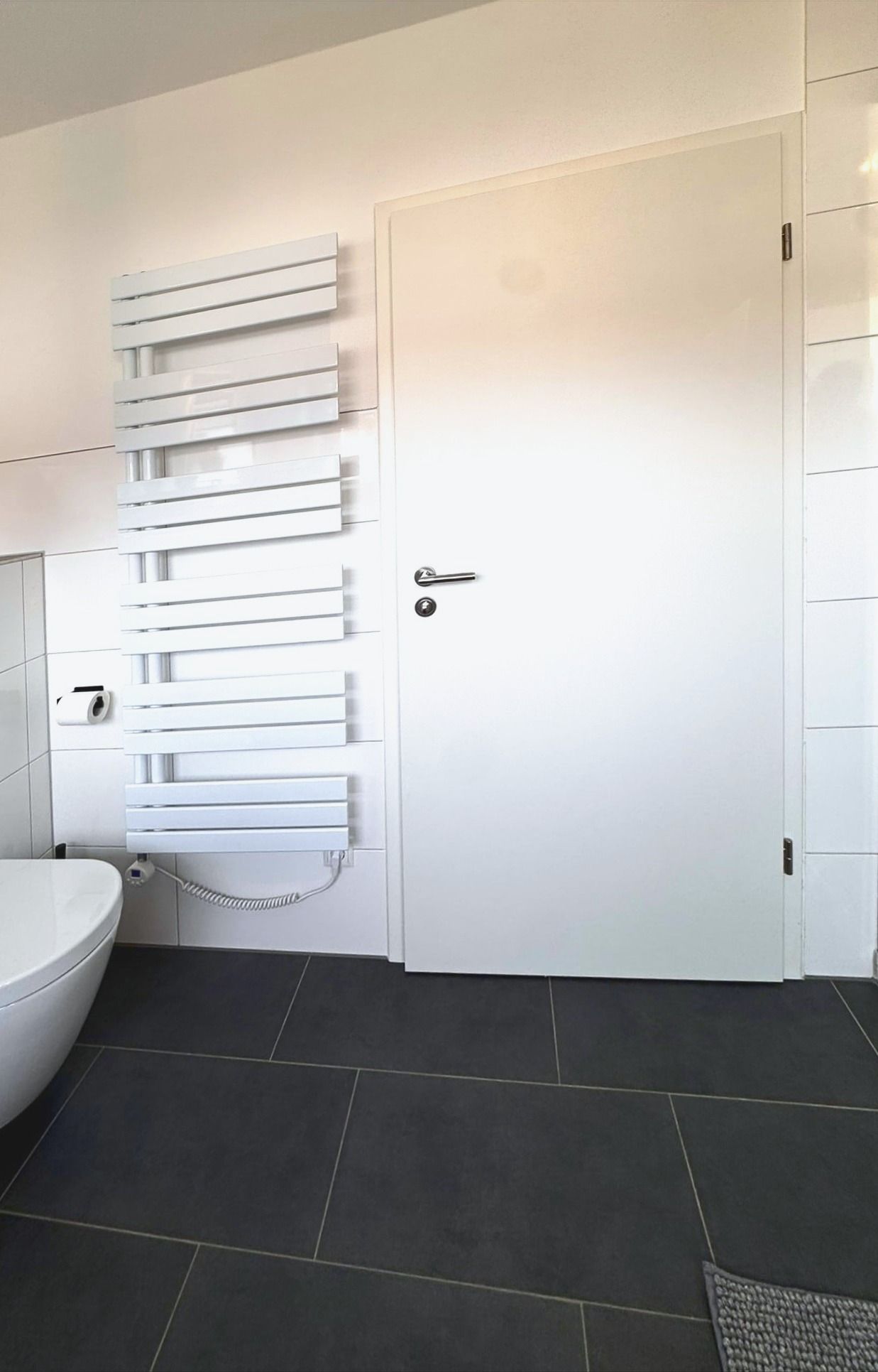 Bad mit Handtuchheizkörper und WC