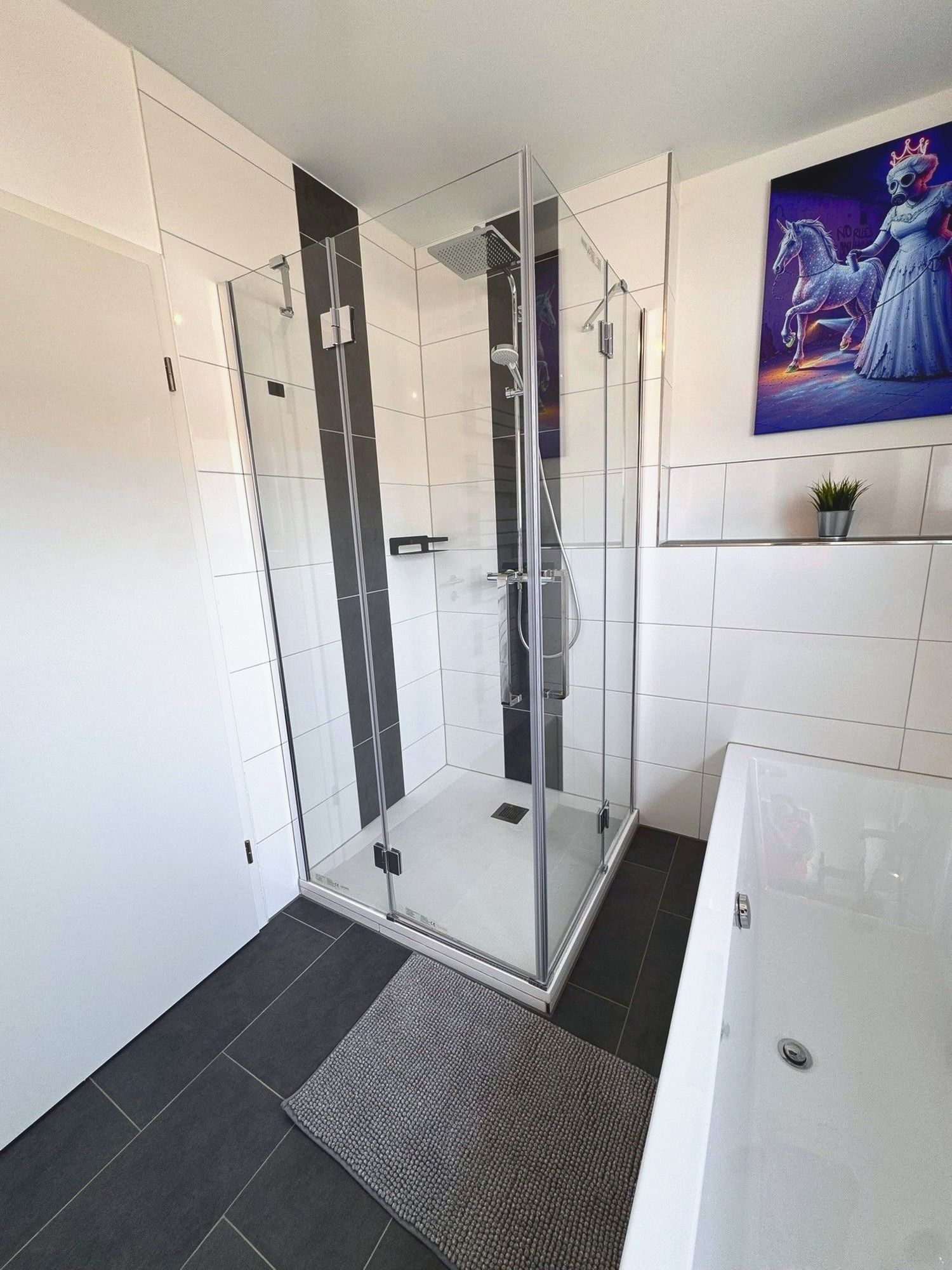 Bad im The Cube mit Dusche und Badewanne