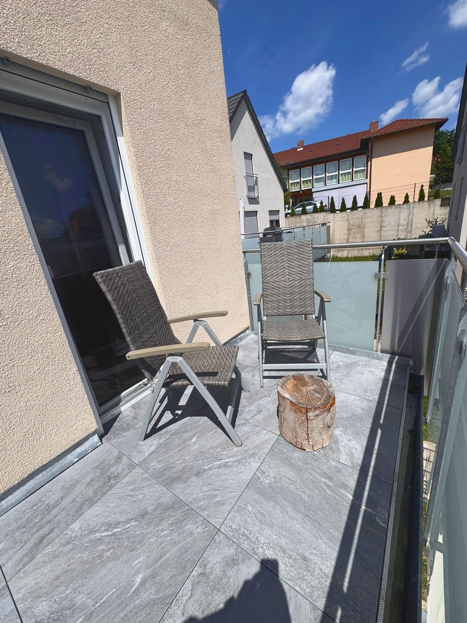 Balkon mit Liegestühlen und Glasgeländer