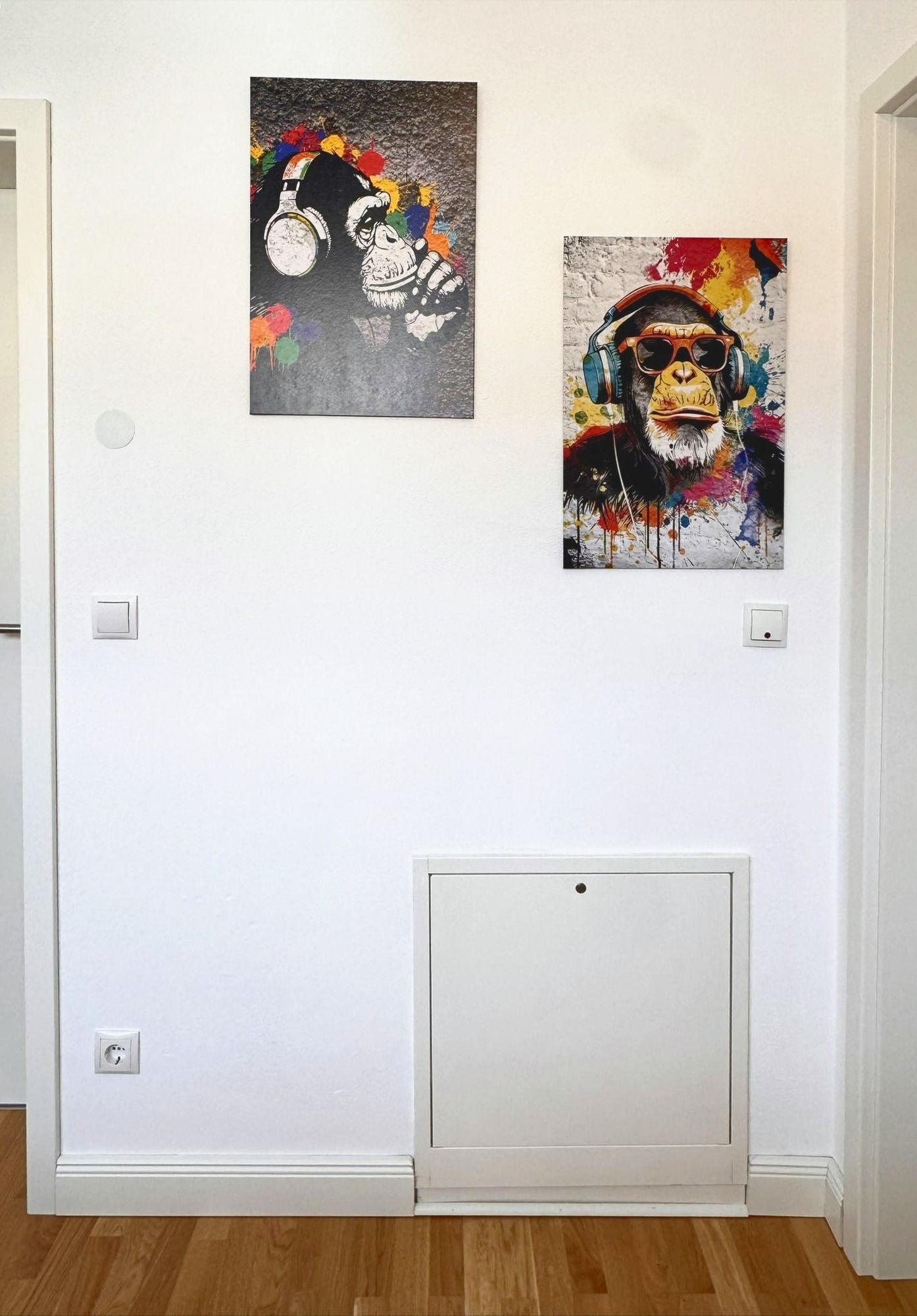 Flur mit Pop-Art-Bildern