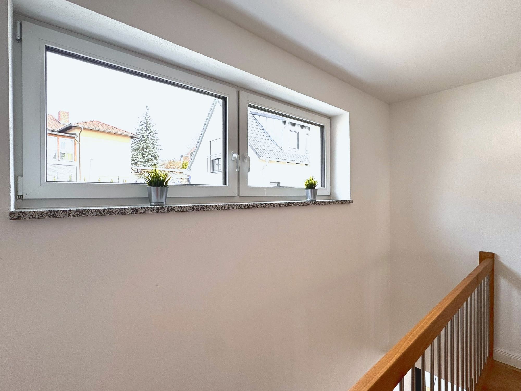 Flur im Obergeschoss mit Fenster über der Treppe