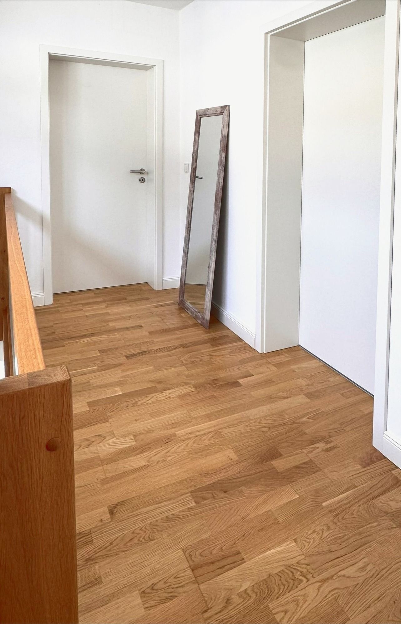Flur im Obergeschoss mit Standspiegel