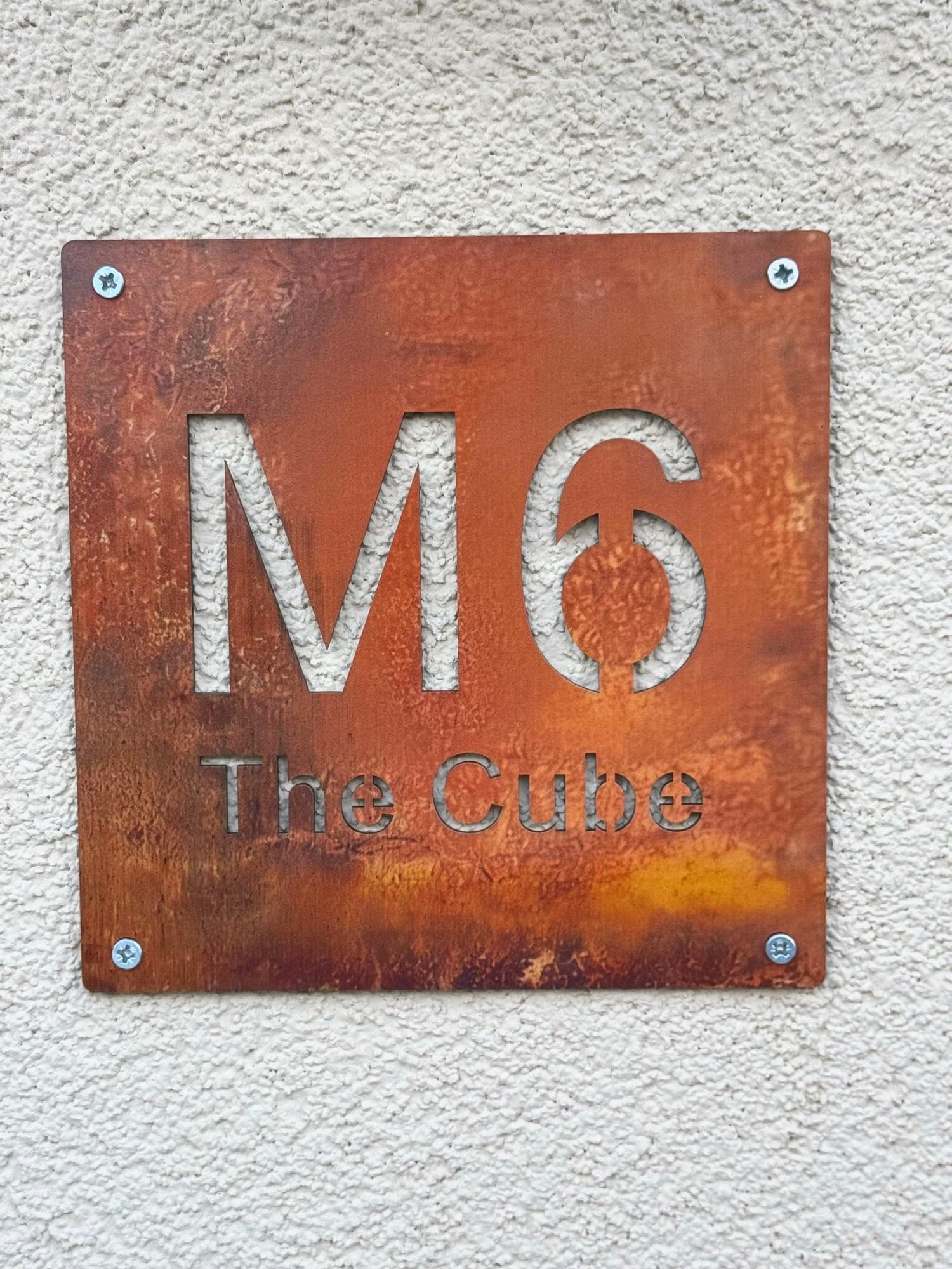 Hausschild „M6 The Cube“