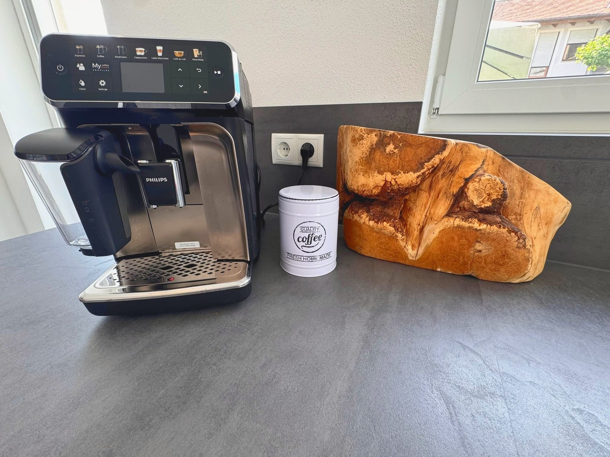 Kaffeevollautomat mit frischen Bohnen