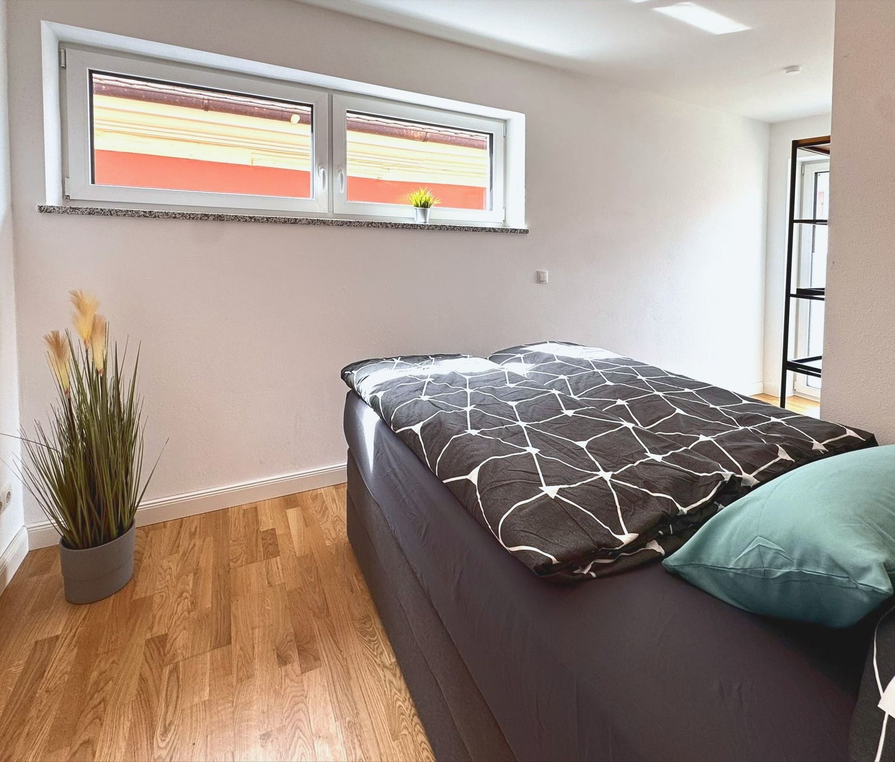 Schlafzimmer 2 mit Boxspringbett und Fensterband