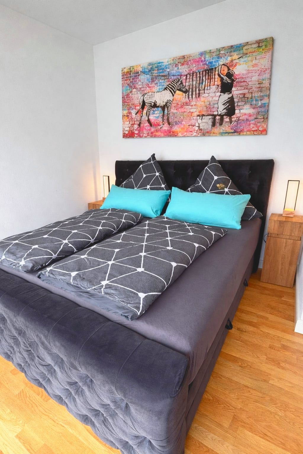 Schlafzimmer im The Cube mit Boxspringbett