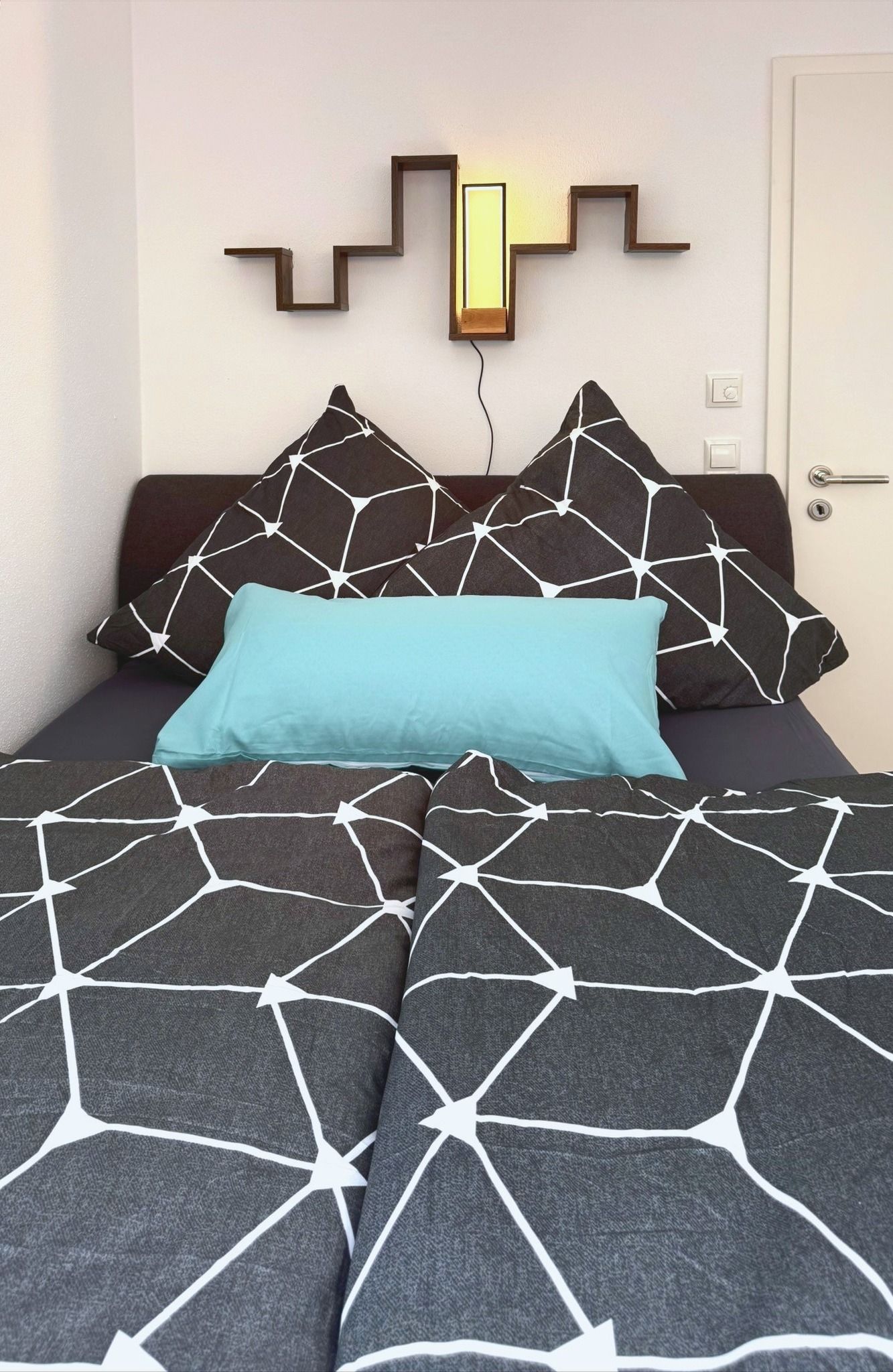 Schlafzimmer im The Cube mit Boxspringbett