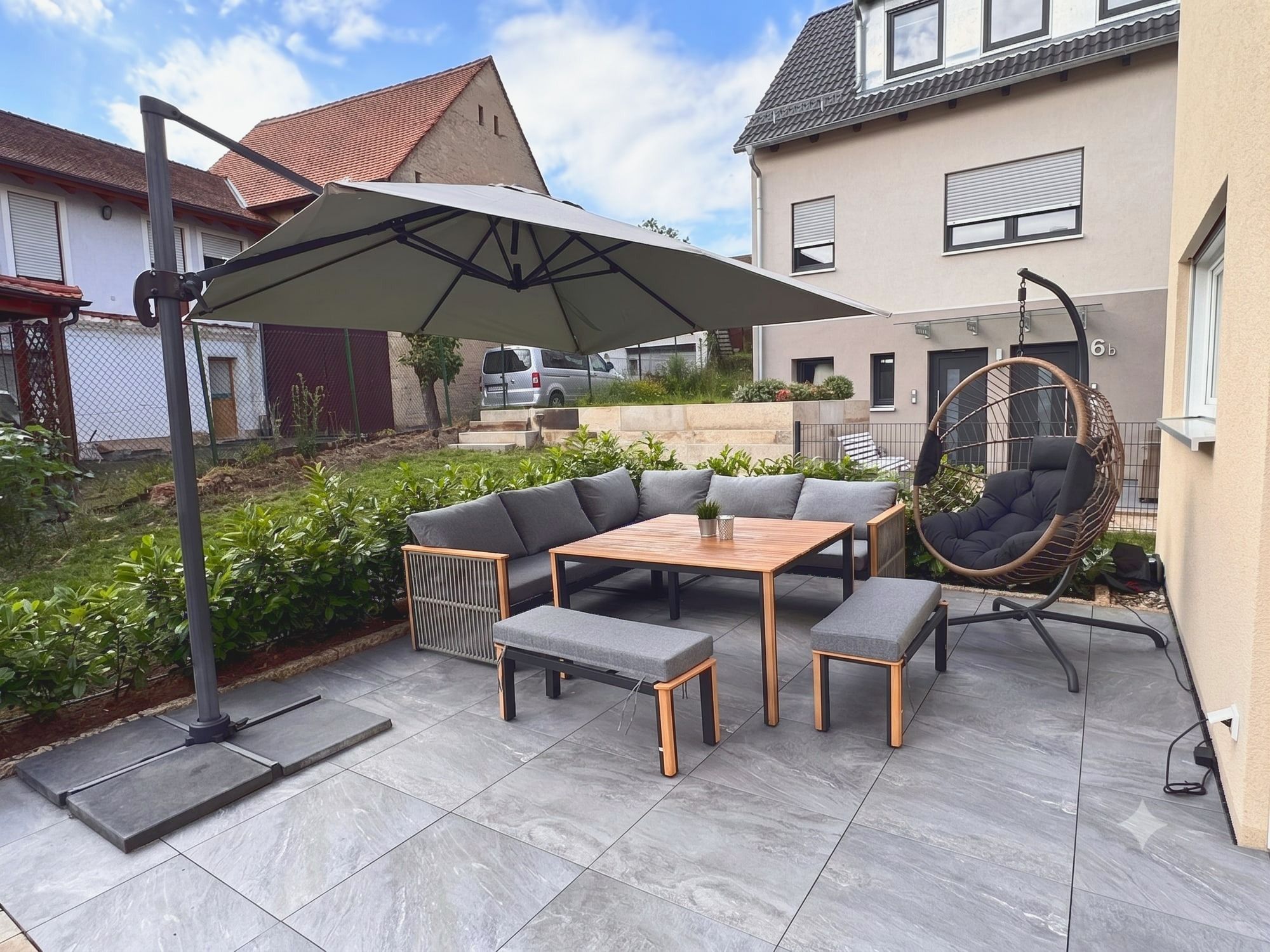 Terrasse am The Cube mit Lounge und Hängesessel