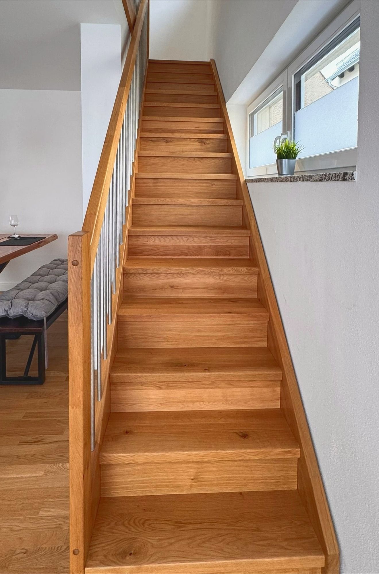 Holztreppe ins Obergeschoss