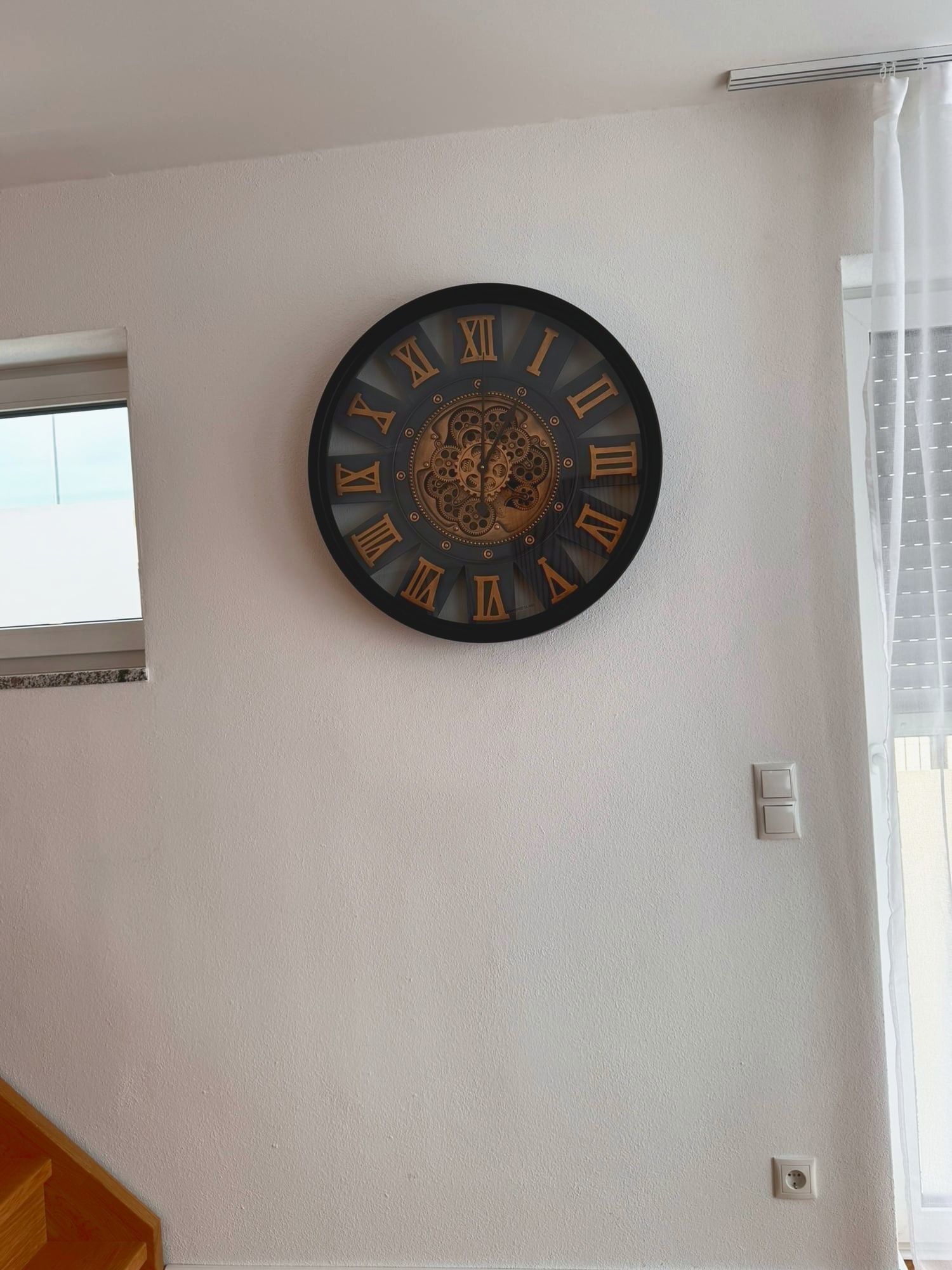 Große Wanduhr im Industrial-Stil